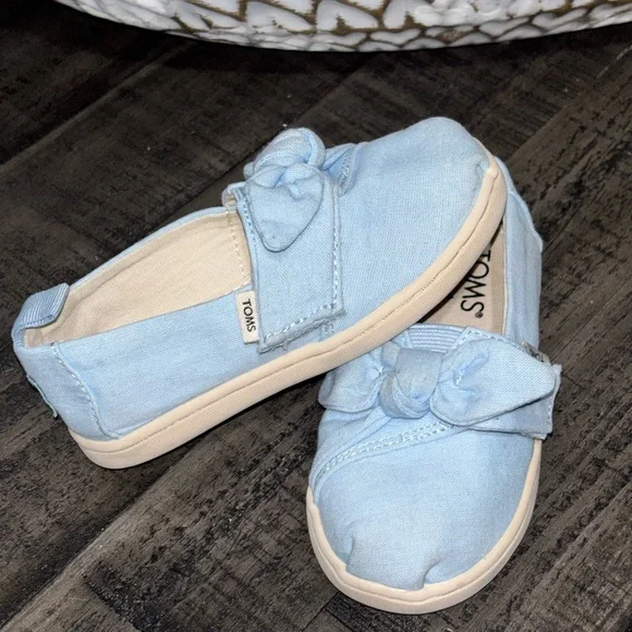 TOMS Tiny Bliss Light Blue Speckled Chambray Dots Bow Slip-On Shoes SZ7 - Picture 3 of 8